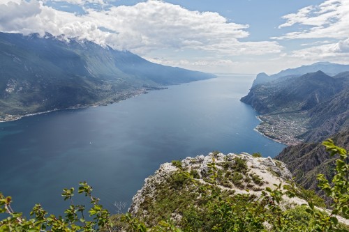 Il lago di Garda si fa smart, si parte con l’illuminazione ma si investe sul depuratore 