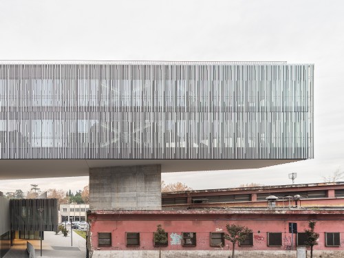Fotografia di architettura animata e contestualizzata, lo sguardo di Marco Cappelletti