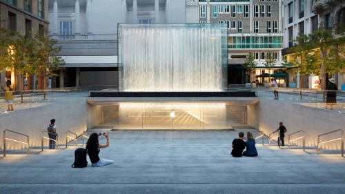 Apple Piazza Liberty: acqua, pietra e alberi nel progetto di Norman Foster