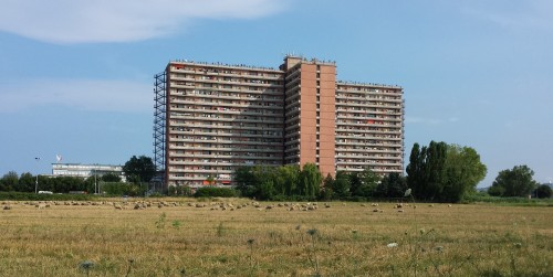 Da Torino ad Afragola, passando per l’Hotel House di Porto Recanati, la solitudine dei ghetti urbani