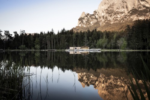 Minimal, contemporanea e in dialogo con la natura: la capanna sul lago di Fiè firmata Noa 