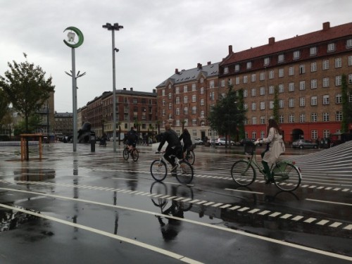 Superkilen, uno spazio urbano che racconta la densità di un quartiere multietnico