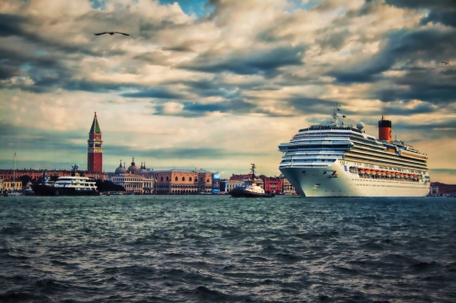Venezia, un “concorso di idee” per le grandi navi fuori dalla laguna