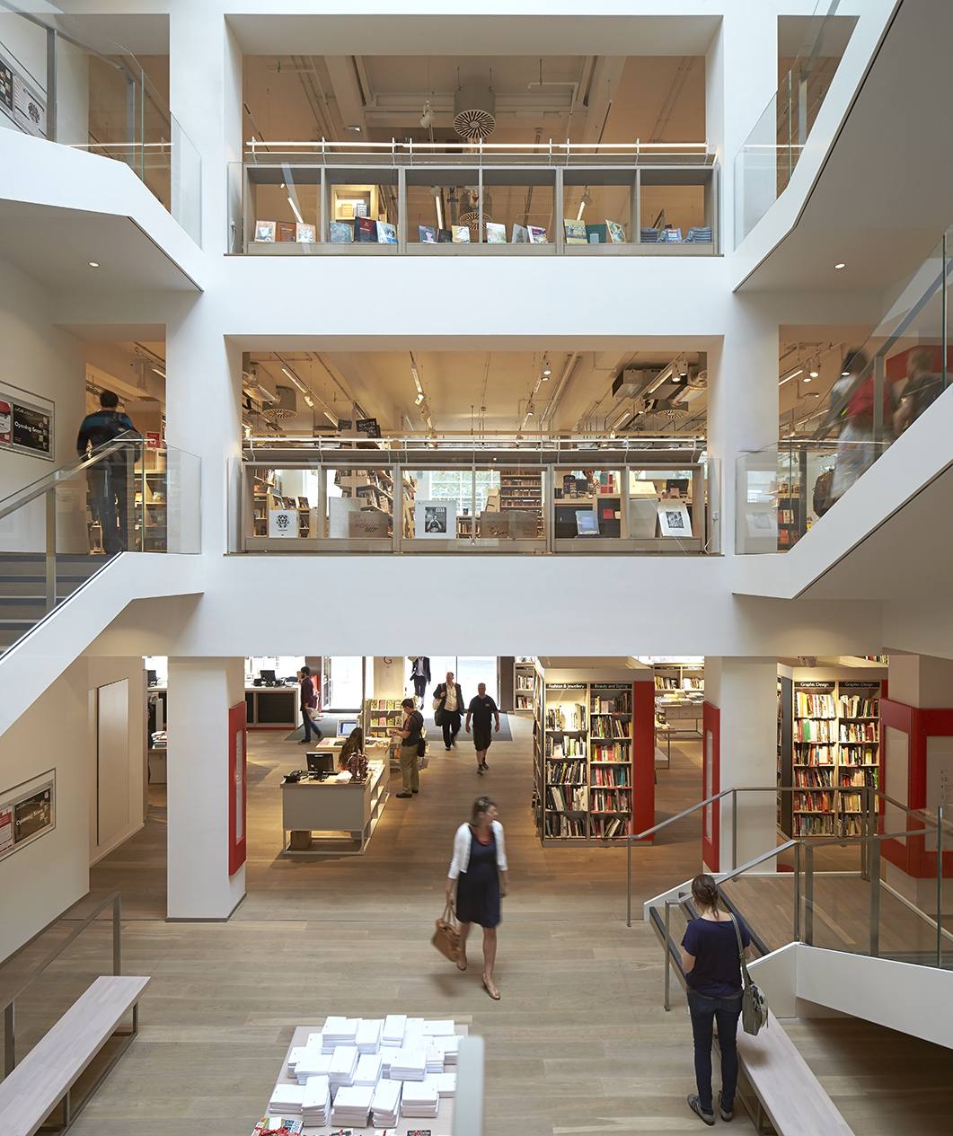 Foyles for Books, dopo 100 anni la storica libreria di Londra cambia look